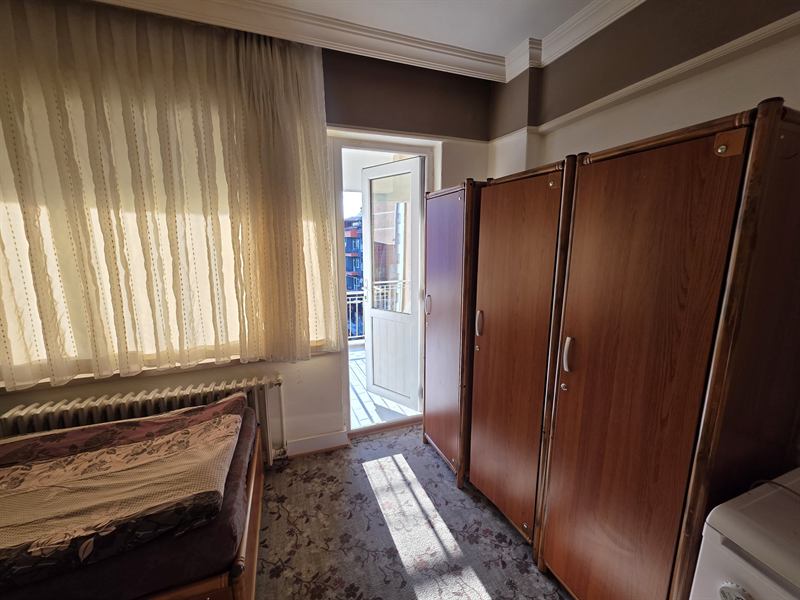Burdur erkek apart balkon çıkışlı, gardıroplu oda