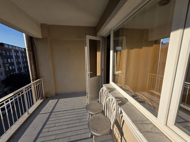 Burdur erkek apart geniş balkon ve oturma alanı
