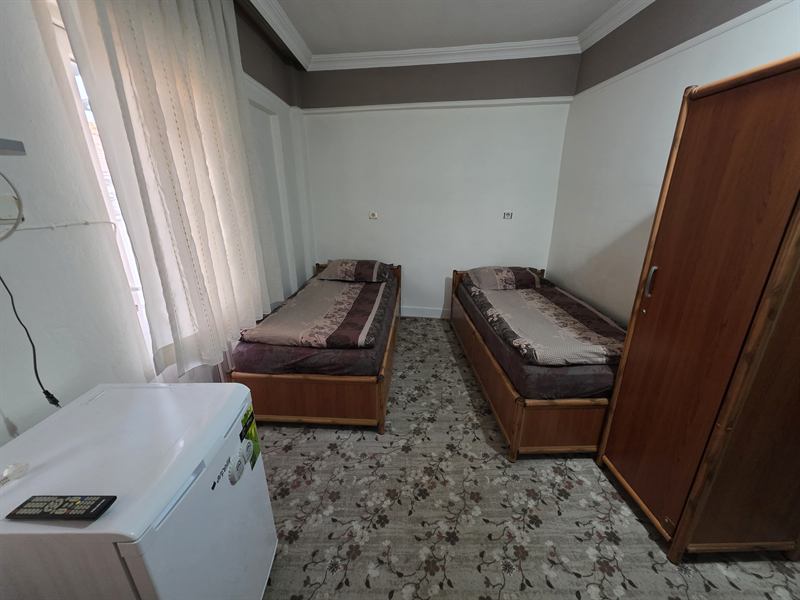 Burdur erkek apart iki kişilik oda: iki ayrı tek yatak, gardırop ve buzdolabı