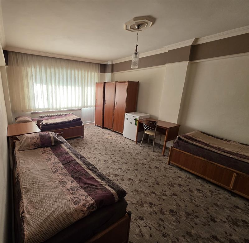 Burdur erkek apart üç kişilik geniş oda: üç yatak, çalışma masaları ve gardıroplar