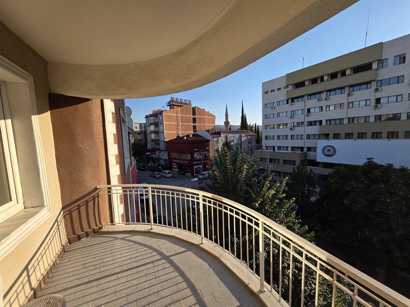 Burdur erkek pansiyon balkonundan Cumhuriyet Caddesi manzarası