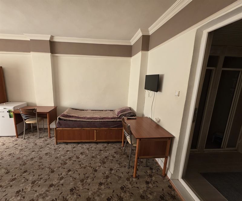 Burdur erkek pansiyon geniş odada televizyon ve iki çalışma masası