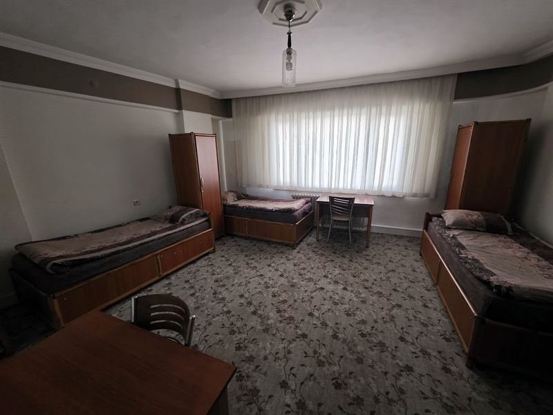 Burdur erkek pansiyon geniş üç kişilik oda, üç yatak ve çalışma masası