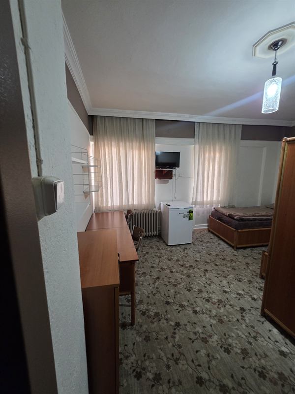Burdur erkek pansiyon tek kişilik oda: tek yatak, çalışma masası, buzdolabı ve televizyon