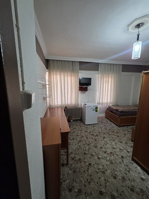 Burdur öğrenci apart odasında çalışma masası, buzdolabı ve televizyon